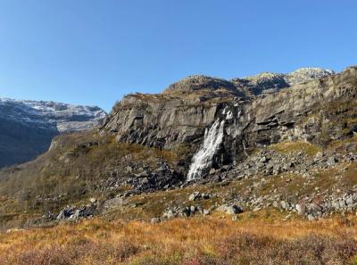 Foss på fjell og himmel