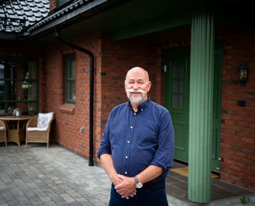 Bolig nylig solgt rødt teglsteinshus med grønne søyler