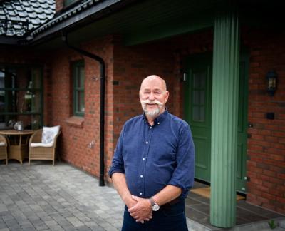 Bolig nylig solgt rødt teglsteinshus med grønne søyler