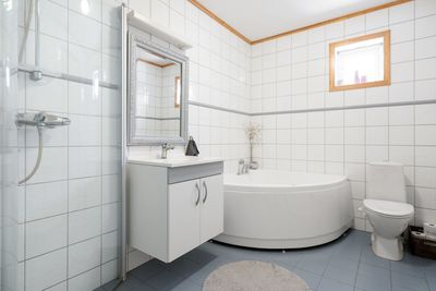 Bad med hvite fliser enkelt og i gammel stil