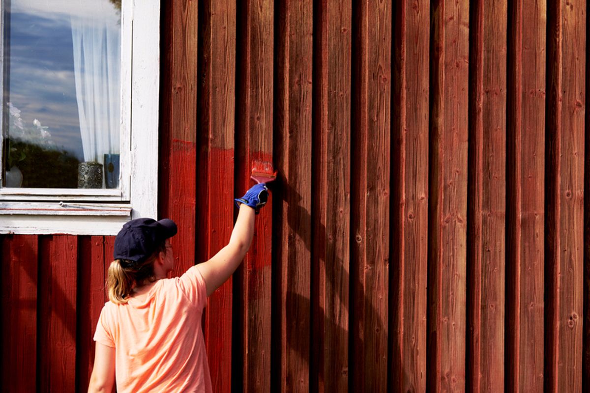 Boligeier maler husveggen rød