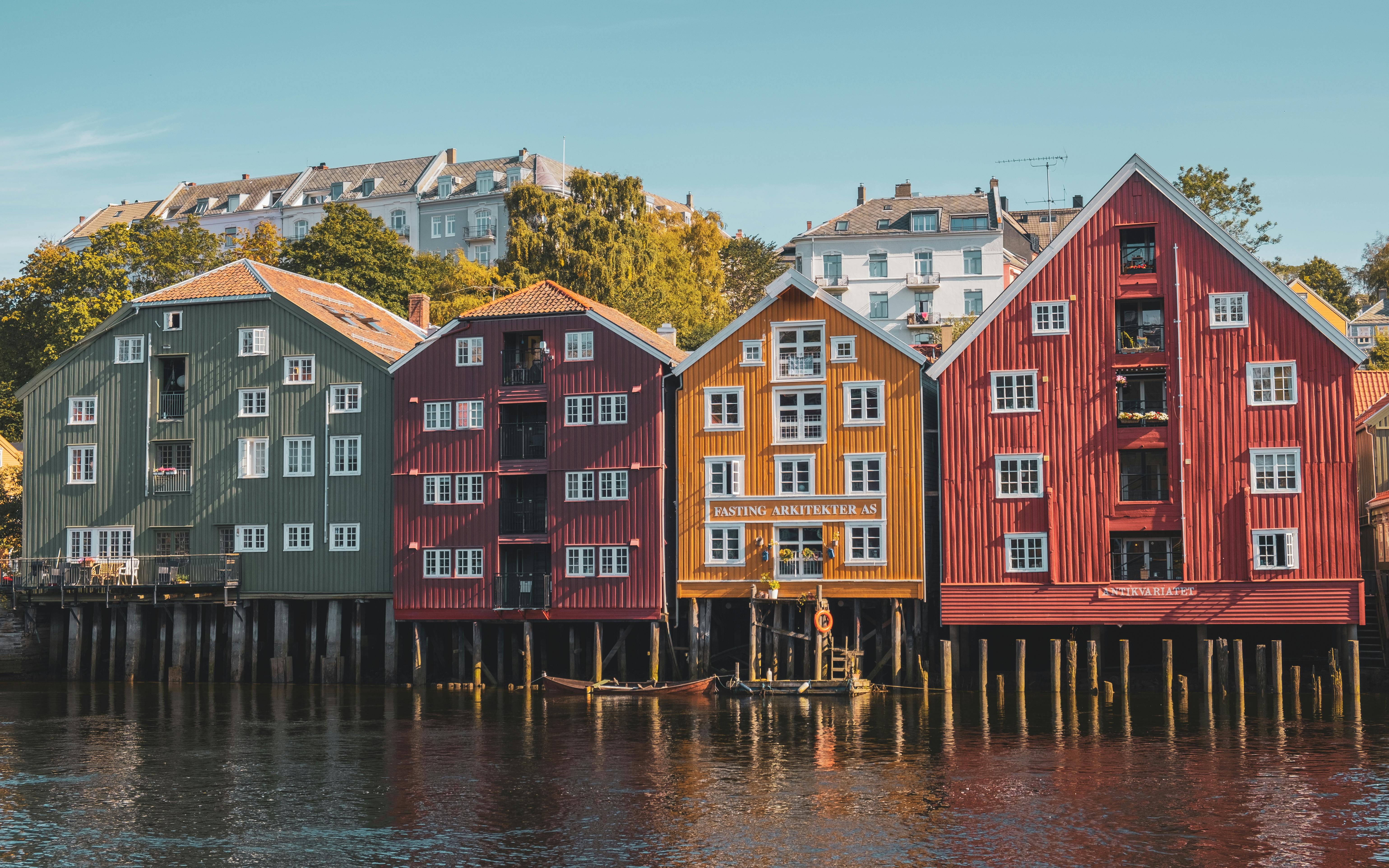 Foto av fargerike sjøhus langs Kanalen i Trondheim.