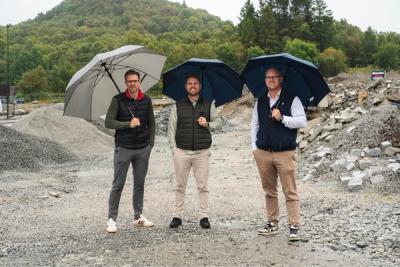 Bilde av Roy, Espen og Mads med paraply