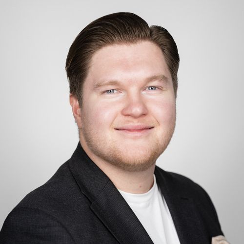 bilde av sitat-forfatter, Mathias Åsvang, områdespesialist og eiendomsmegler ved EiendomsMegler 1 Heimdal.