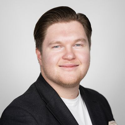 bilde av sitat-forfatter, Mathias Åsvang, områdespesialist og eiendomsmegler ved EiendomsMegler 1 Heimdal.