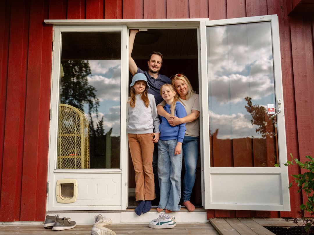 Bilde av familie foran dør