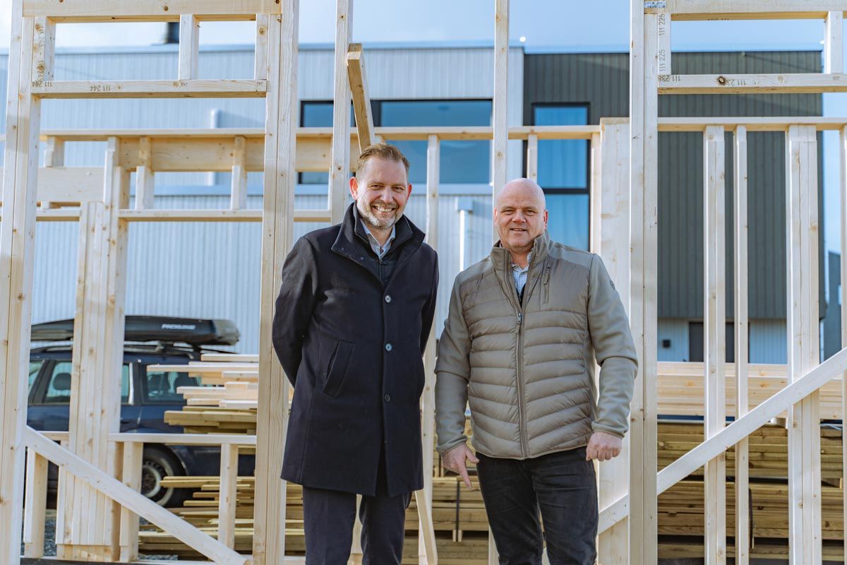 Olav Kristensen og Arild Espedal ved et av rekkehusene i Folkvordveien i Sandnes. Foto: Apriil v/Hoang Nguyen