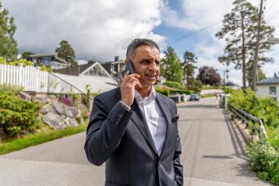 bilde av megler som snakker i tlf
