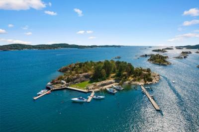 Seilerholmen oven i fra utenfor Sandefjord med brygger og båter