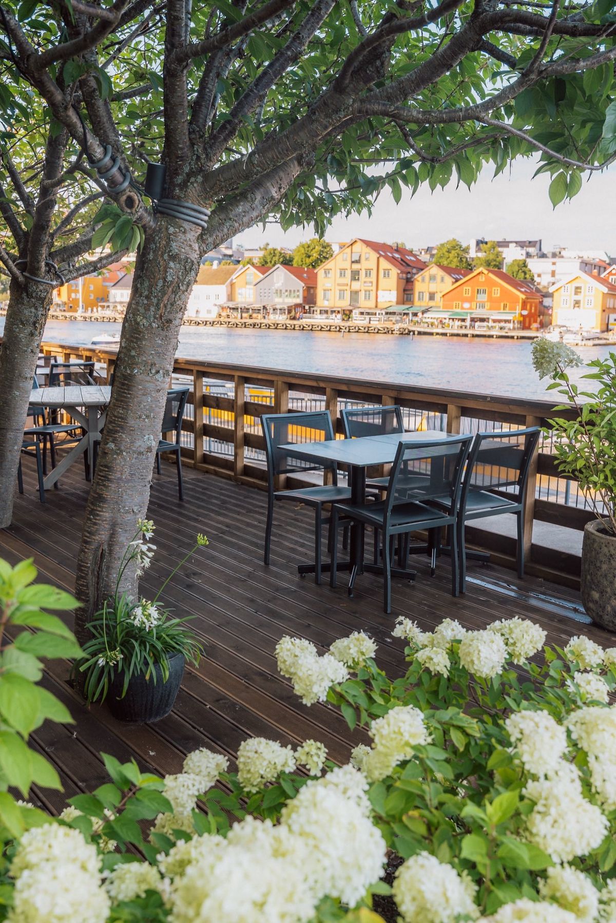 Bord på bryggeterrassen til Kverneriet Tønsberg med kanalen bak