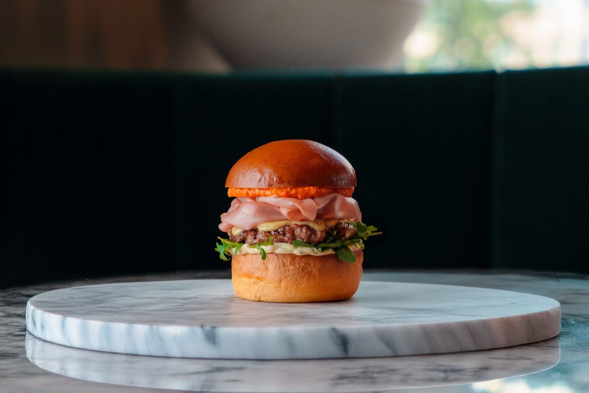 Burger på marmorbord, Kverneriet Solli