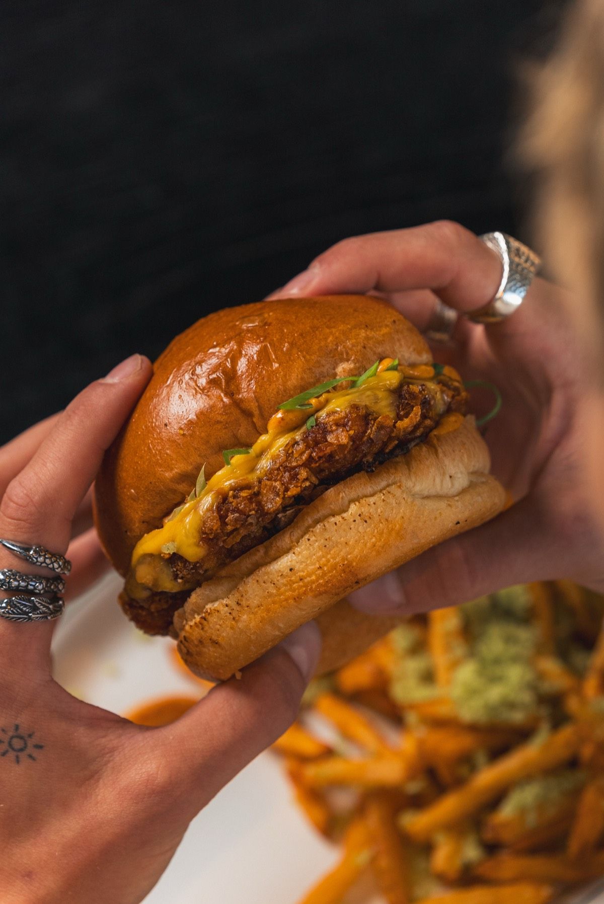 Burger fra Kverneriet holdt i hendene ved bordet