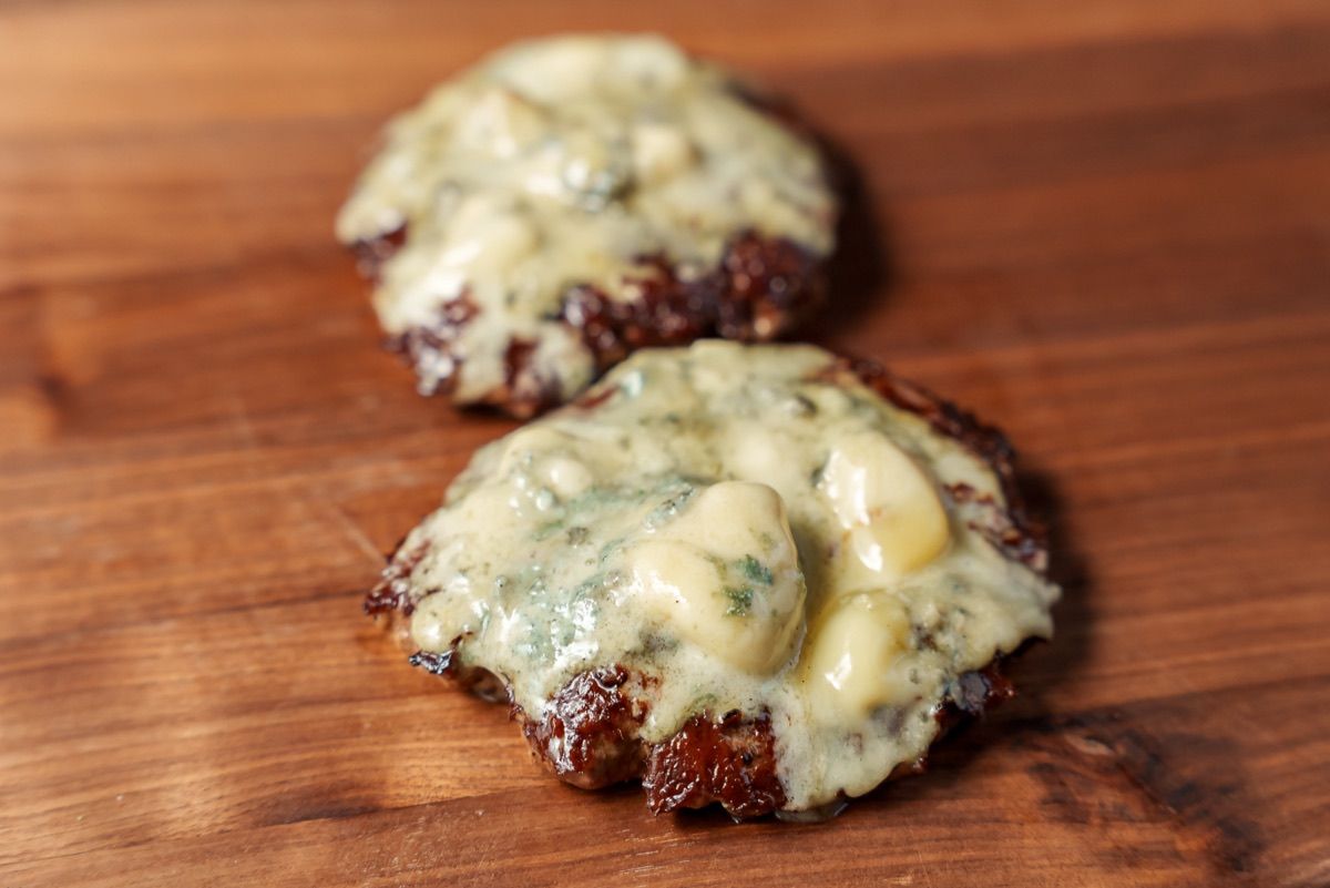 Grillede patties med smeltet blåmuggost på Kverneriet