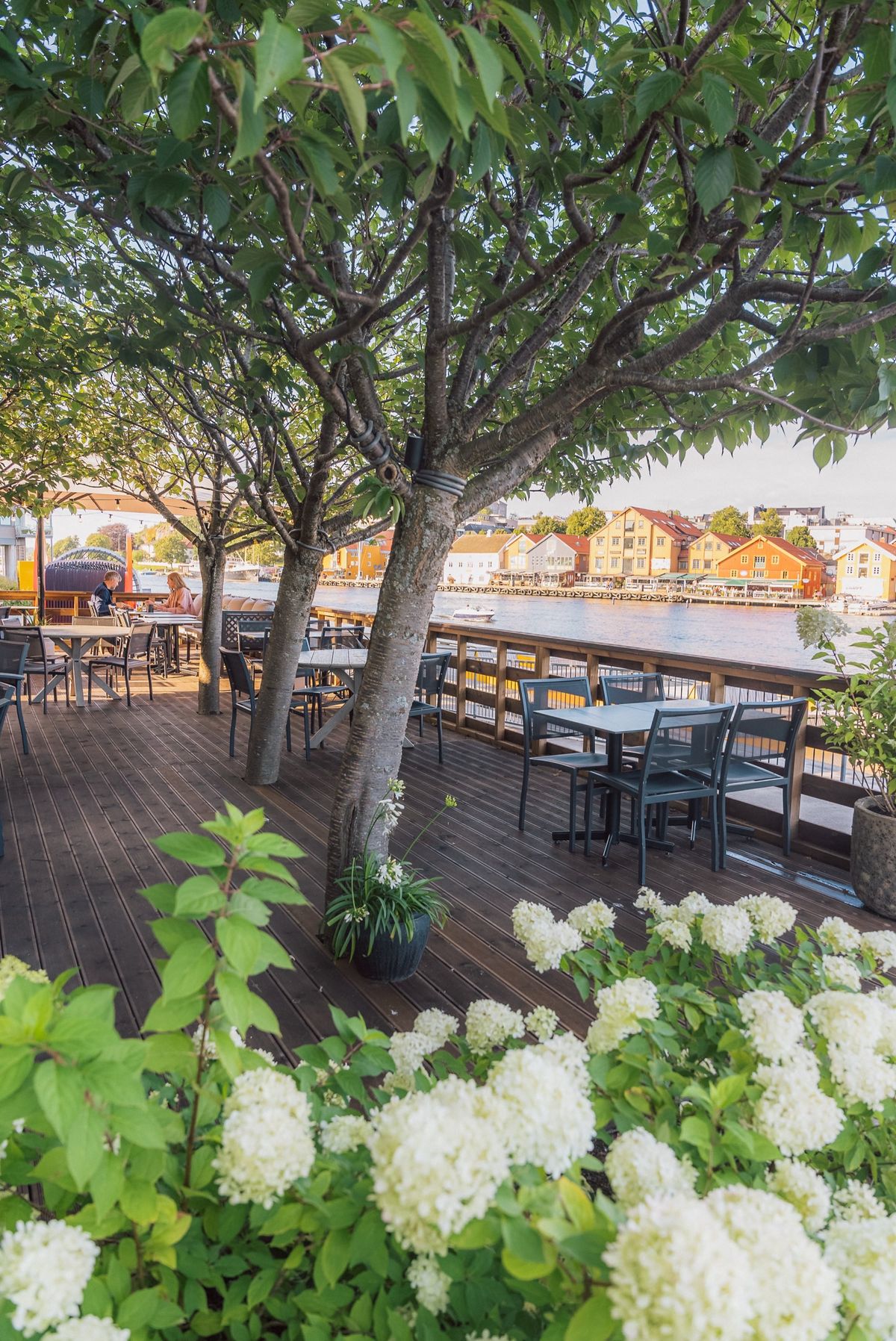 Uteserveringen til Kverneriet Tønsberg på Kaldnes brygge med utsikt over kanalen mot Tønsberg brygge