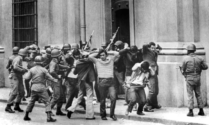 1973년 9월 11일 쿠데타 당시살바도르 아옌데의 참모들이 대통령궁 밖에서 군인들에게 체포되는 모습