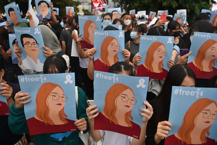 태국의 정치적 금기를 부숴버린 21살 활동가 룽