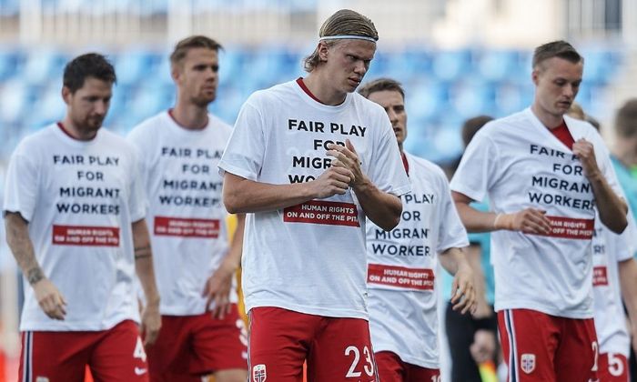 "이주노동자들을 위한 공정한 경기"이라고 적힌 티셔츠를 입고 있는 노르웨이 국가대표팀