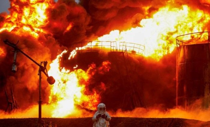 우크라이나 도네츠크의 석유 저장고가 화염과 연기에 휩싸인 모습
