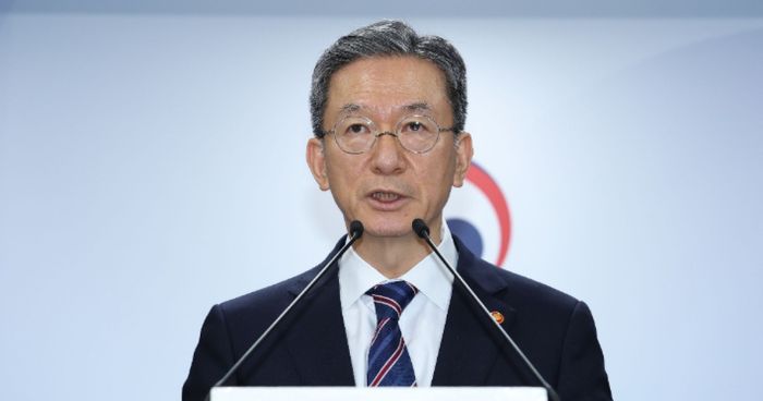 정성호 법무부 장관이 11일 오후 서울 종로구 정부서울청사 브리핑룸에서 8.15 광복절 특별 사면 명단을 발표하고 있다.