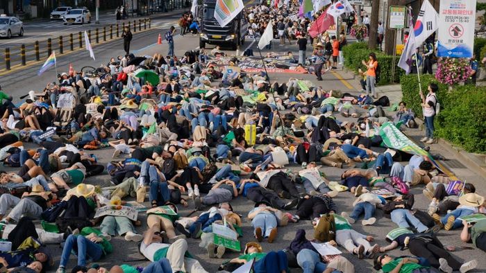 More than 30,000 workers and citizens staged a die-in performance in Seoul, South Korea, to call attention to the threat of extinction from the climate crisis. ©923 Climate Justice March Organizing Committee