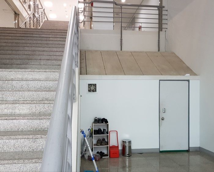 공과대학 302동 지하 휴게공간은 계단 아래 급조되어 이동자들의 소음에 취약했다.