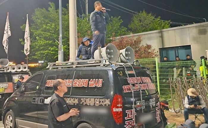 방송차량 위에 올라간 김지환 화물연대 인천지역본부장은 "명백한 공권력의 살인이다. 노동자를 지켜야 할 민주경찰이 서아무 동지를 차에 깔리게 만든 것"이라고 목소리를 높였다. ⓒ 박성우