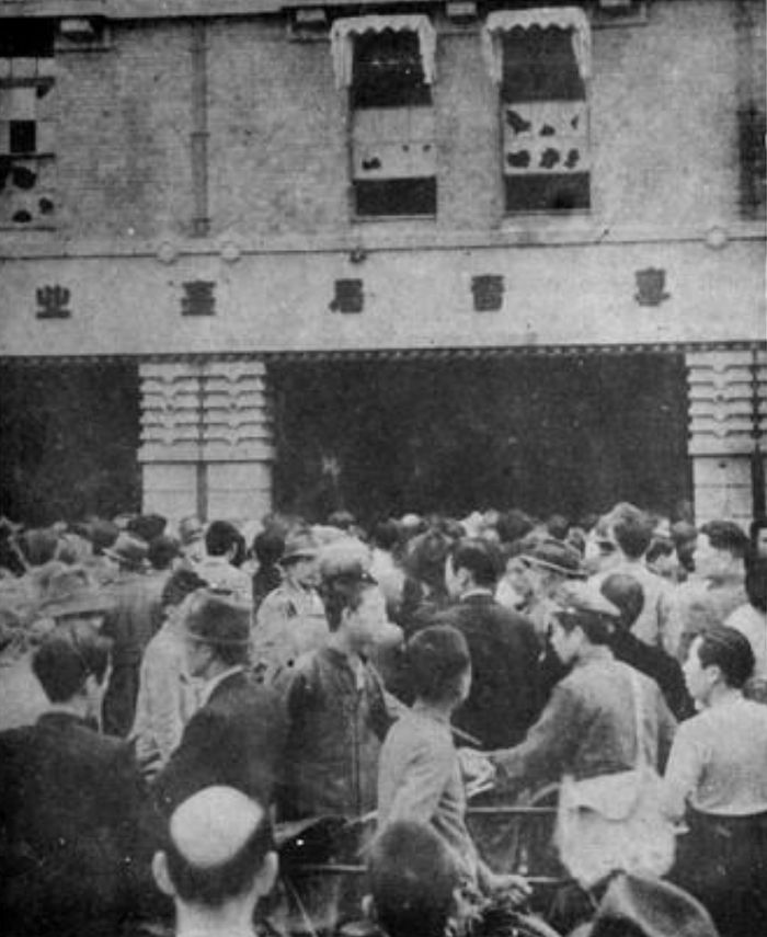1947년 2월 28일 학살 직후 티엔마찻집 앞에 모인 시민들