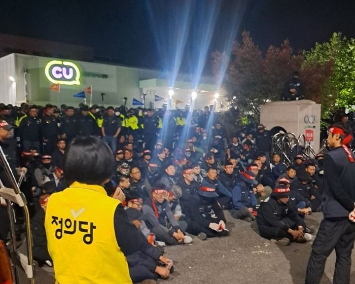 이날 현장에는 고인의 30년 지기라는 강은미 정의당 전남광주특별시장 예비후보도 자리했다. 강 예비후보는 "행안부 장관과 노동부 장관은 현장에 와서 유가족에게, 화물연대 가족들에게 사과하라"고 촉구했다. ⓒ 박성우