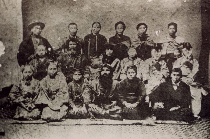1903년 오사카 덴노지(天王寺)에서 열린 박람회의 인류관에선 오키나와, 아이누, 중국인, 조선인이 동물처럼 전시됐다.