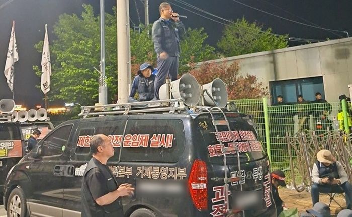 Photo: Director of the KPTU-TruckSol Incheon Regional Headquarters Kim Ji-hwan, who stood atop the broadcast van, raised his voice. “This is clearly a murder committed by state forces. It was the so-called democratic police—who are supposed to protect workers—who caused Comrade Seo Gwang-seok to be run over by a car.” ⓒSeongwoo Park