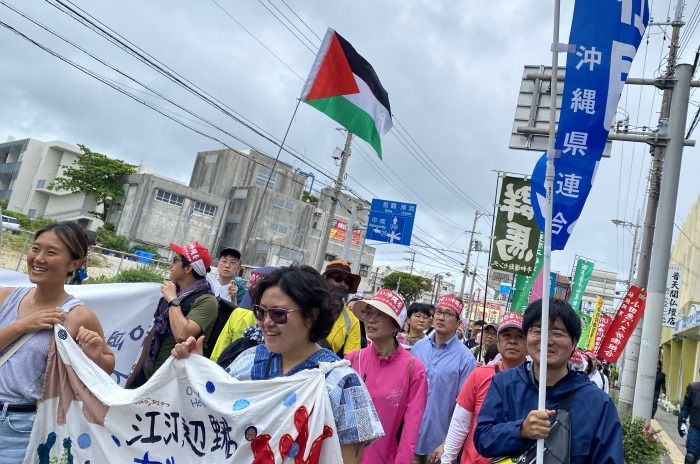 한국인 참가자들과 팔레스타인 깃발을 든 필자