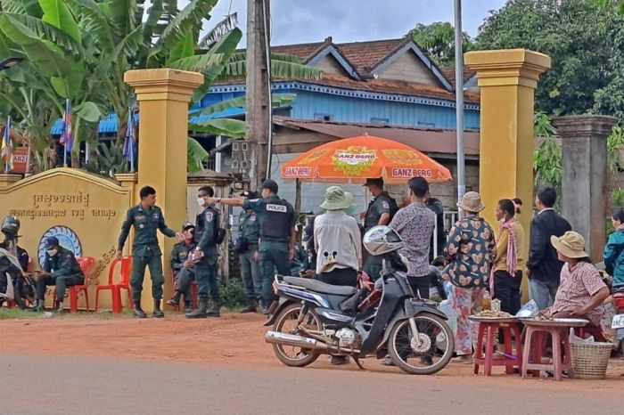코콩 개발 프로젝트에 항의하기 위해 정부 기관을 찾은 주민들