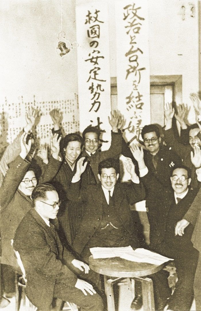 1947년 총선 승리와 내각 수립에 환호하는 가타야마 데쓰와 일본사회당 간부들