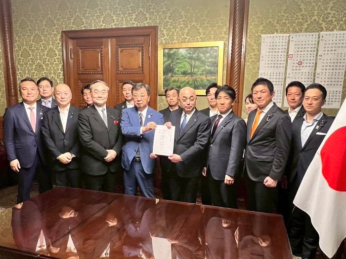  「국기의 훼손 등 처벌에 관한 법률」을 중의원에 제출한 자민당·일본혁신회·국민민주당·참정당 정치인들