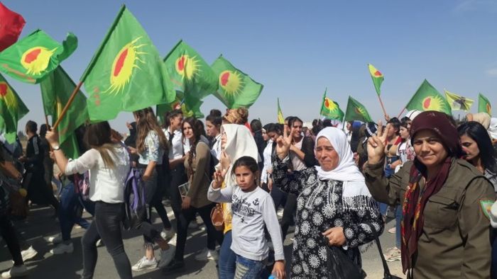 로자바 혁명에 함께 하는 쿠르  드족 여성들