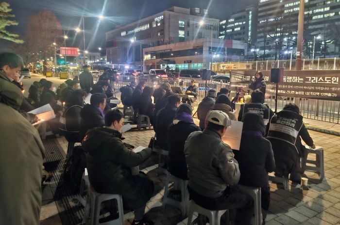 12월 22일 대통령집무실 앞에서 열린 고 뚜안 님을 추모하며 함께 동행하는 그리스도인 기도회