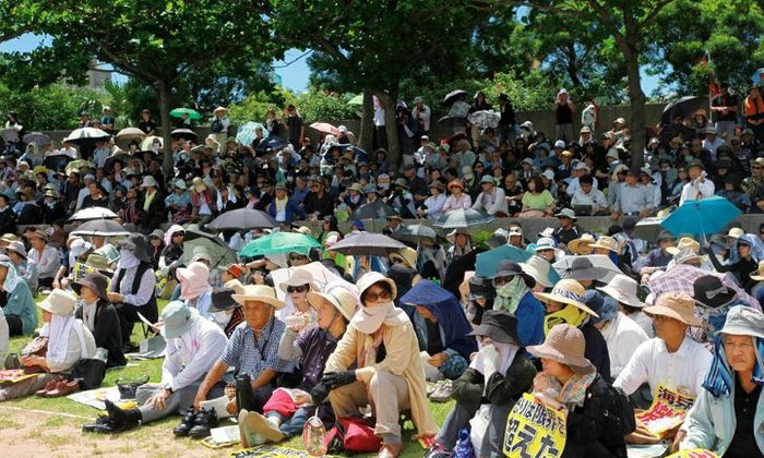 지난 2016년 오키나와현 나하시에서 열린 미군기지 철수 시위에 6만5천 명의 시민들이 모였다.