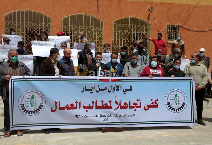 팔레스타인 사람들이 2021년 4월 29일 가자시티의 팔레스타인 노동조합 총연맹 앞에서 국제 노동자의 날을 기념하는 시위에 참여하고 있다. 사진: Mahmoud Ajjour