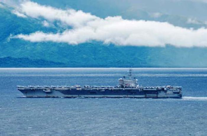 대만 근해의 미국 핵추진 항공모함 로널드 레이건호