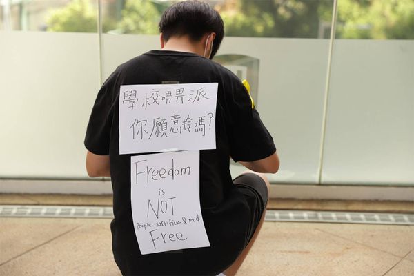 홍콩 | 우산운동 9주년을 맞아 대학생들이 침묵시위를 벌이다