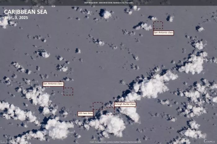 미국 해군의 와스프급 강습상륙함 USS 이오지마, 샌안토니오급 강습상륙함 USS 샌안토니오, USS 포트로더데일 2척 (위성사진)