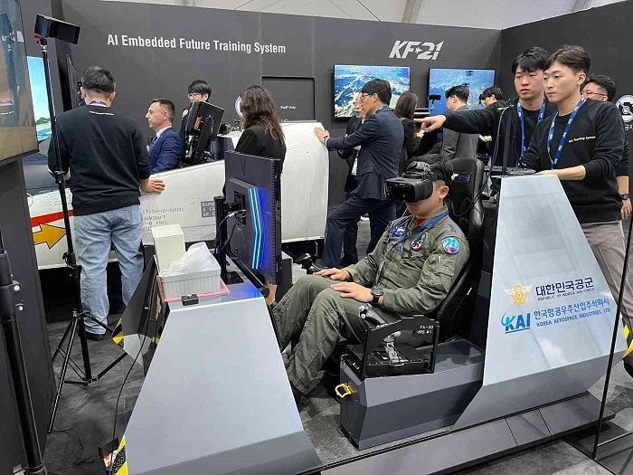 아덱스 KAI 부스에서 장갑차 VR 체험을 하고 있는 군인 