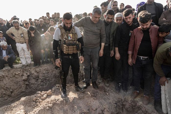 2022년 11월 21일, 시리아 북부 알말리키야 마을의 쿠르드인들이 튀르키예 공습으로 사망한 사람들의 장례식에 참석하고 있다.