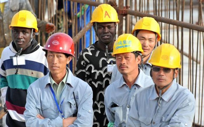 세네갈 다카르의 중국인 건설노동자들