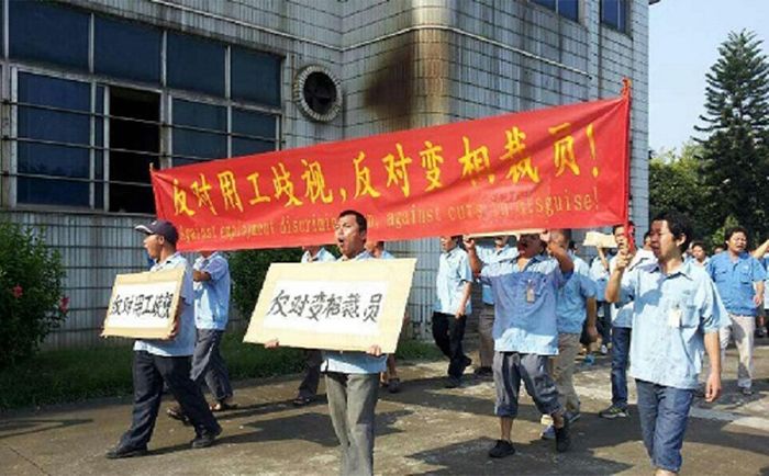 2013년 말 광저우 롄성 조형 공장의 노동자들이 목소리를 내고 있다.