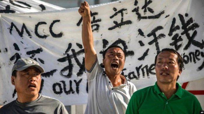 귀국을 요구하는 시위 중인 중국 노동자들