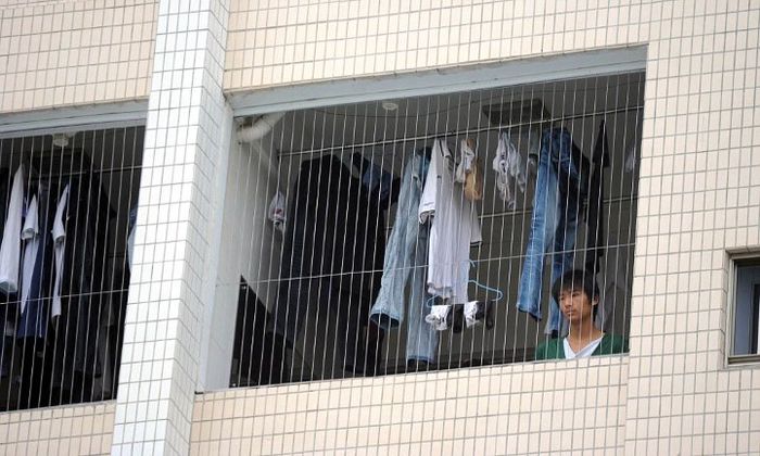 폭스콘 선전공장 기숙사 창문에 채워진 자살 방지 철망