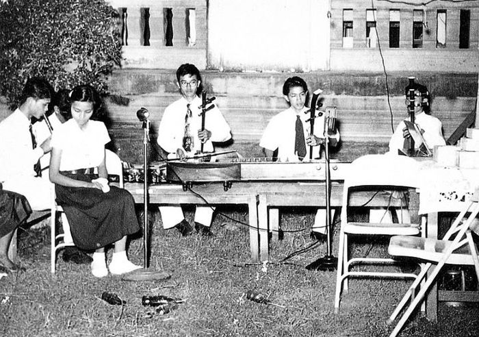 대학 수업에서 태국의 전통악기를 연주하고 있는 찟 푸미삭 (왼쪽에서 세번째)