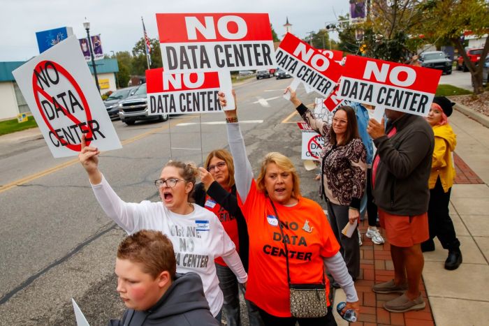 2025년 10월 15일, 미국 인디애나주 호바트 시청 앞에서 제안된 데이터센터에 반대하는 시위가 벌어졌다.