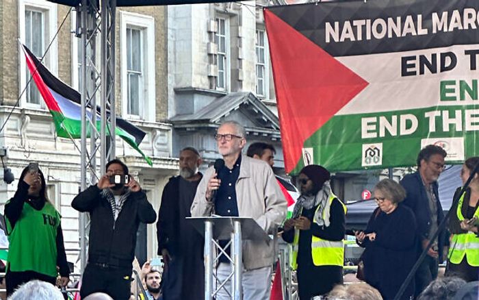 런던에서 열린 집회에서 팔레스타인 민중에 연대 의사를 표한 제레미 코빈